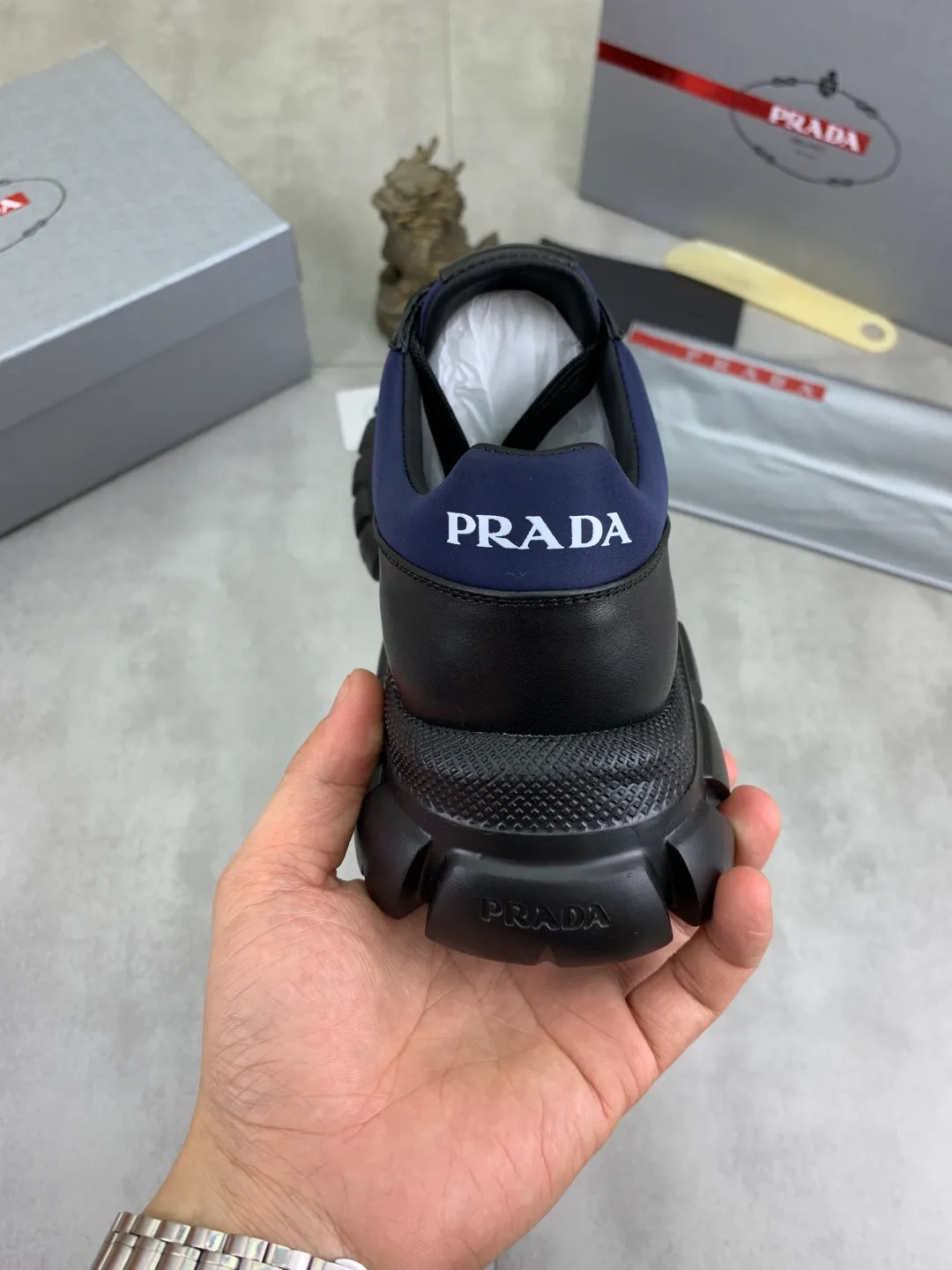Men's men's shoes 💰P560💰[New style] High version official website popular models are on the market, 🆘 Classic popular models (Prada) are the main popular models, avant-garde and versatile fashion men's shoes private version mold opening, cowhide surface splicing 1:1.. Fashionable and simple, original imported cowhide lining cowhide feet; the atmosphere and personality are more fashionable, eye-catching and pursuing class. It will subvert the old idea and be a must-have for fashion trendsetters with you! Must keep it for yourself! Tall and comfortable, large and low, high-end quality workmanship. Code number: 38-44 (45 46 customized) 4️⃣ colors available.